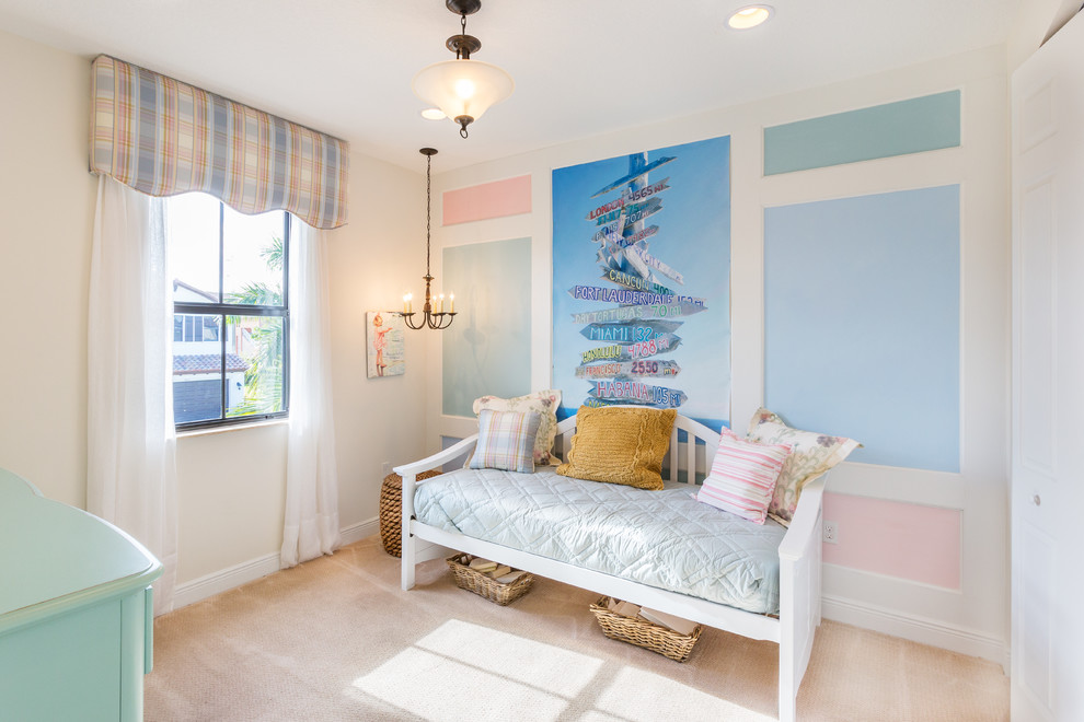 Imagen de dormitorio infantil de 4 a 10 años costero con paredes multicolor y moqueta