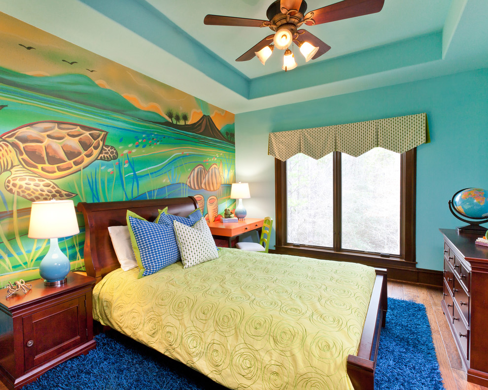 Imagen de dormitorio infantil clásico con suelo de madera en tonos medios y paredes multicolor