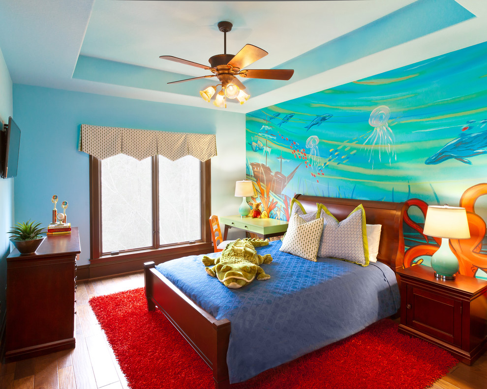 Idéer för ett klassiskt könsneutralt tonårsrum kombinerat med sovrum, med mellanmörkt trägolv och flerfärgade väggar