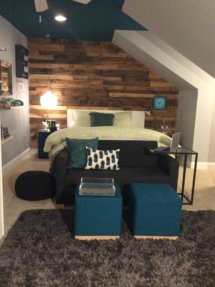 Idéer för mellanstora eklektiska barnrum kombinerat med sovrum, med blå väggar, heltäckningsmatta och beiget golv