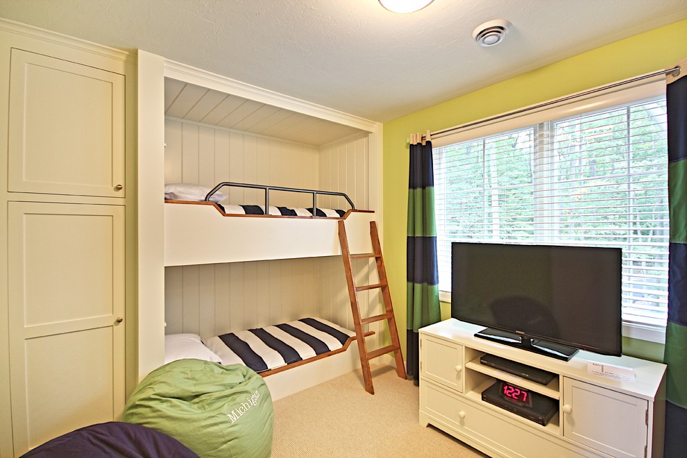 Idées déco pour une chambre d'enfant de 4 à 10 ans classique avec moquette, un mur vert et un lit superposé.