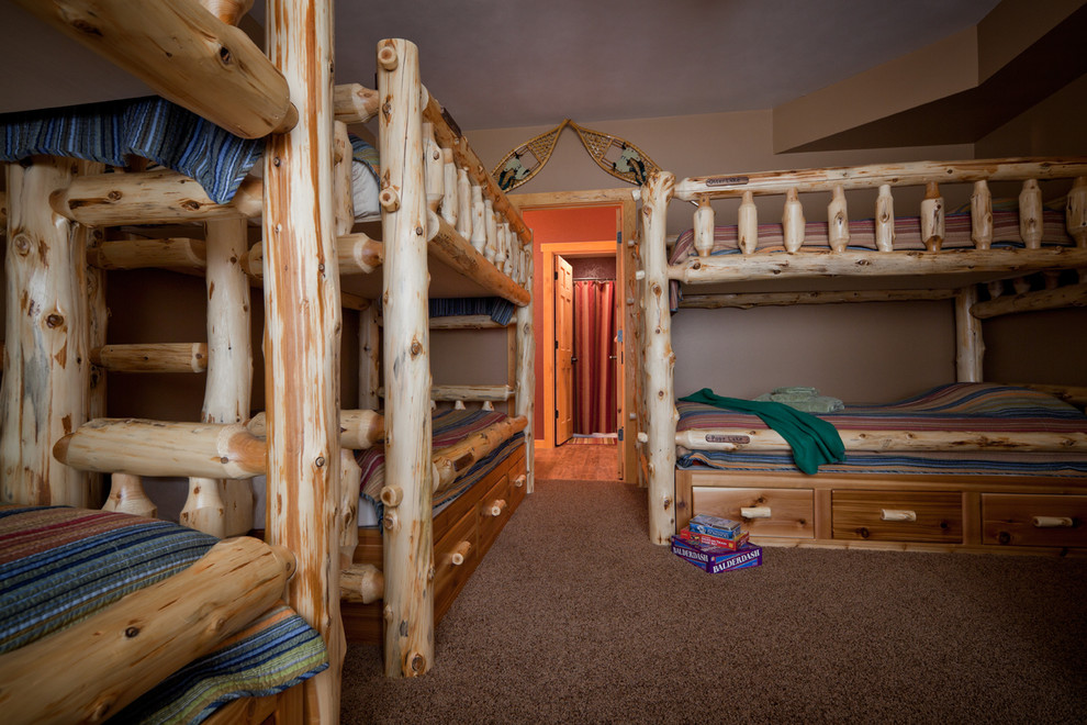 Пример оригинального дизайна: нейтральная детская среднего размера в стиле рустика с спальным местом, коричневыми стенами и ковровым покрытием для ребенка от 4 до 10 лет