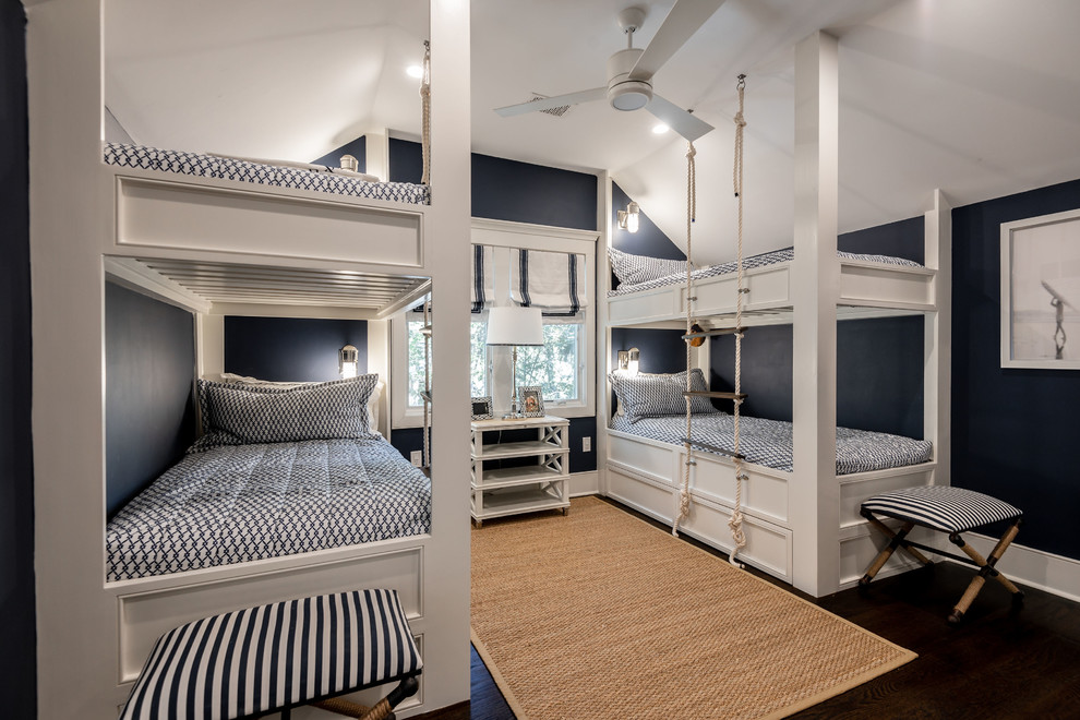 Diseño de dormitorio infantil costero de tamaño medio con paredes azules, suelo de madera oscura y suelo marrón