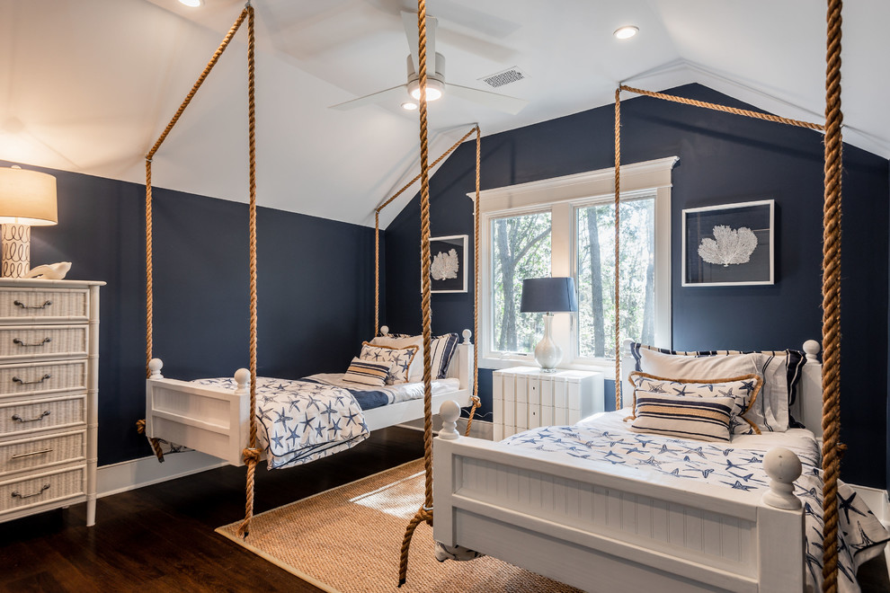 Mittelgroßes Maritimes Kinderzimmer mit blauer Wandfarbe, dunklem Holzboden, braunem Boden und Schlafplatz in Charleston