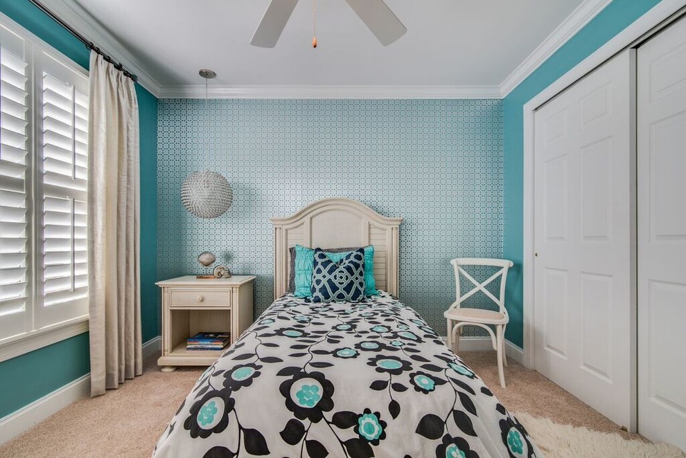 Foto på ett litet vintage barnrum kombinerat med sovrum, med blå väggar och heltäckningsmatta