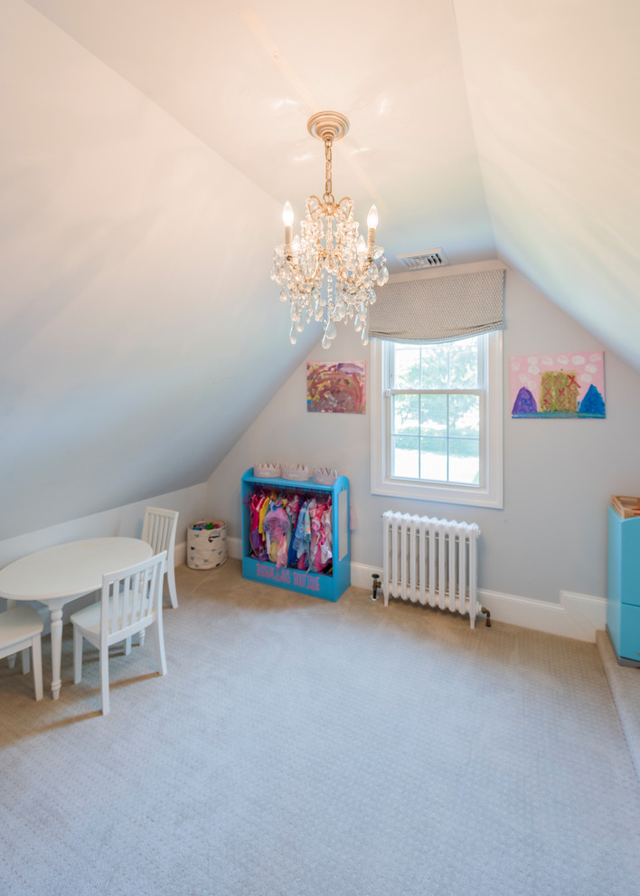 Immagine di una cameretta per bambini da 1 a 3 anni chic di medie dimensioni con pareti blu, moquette e pavimento beige