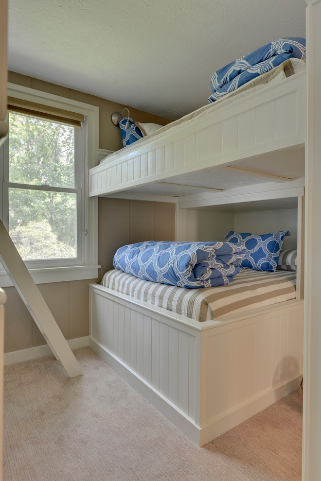 Idéer för att renovera ett litet vintage tonårsrum kombinerat med sovrum, med beige väggar, heltäckningsmatta och beiget golv