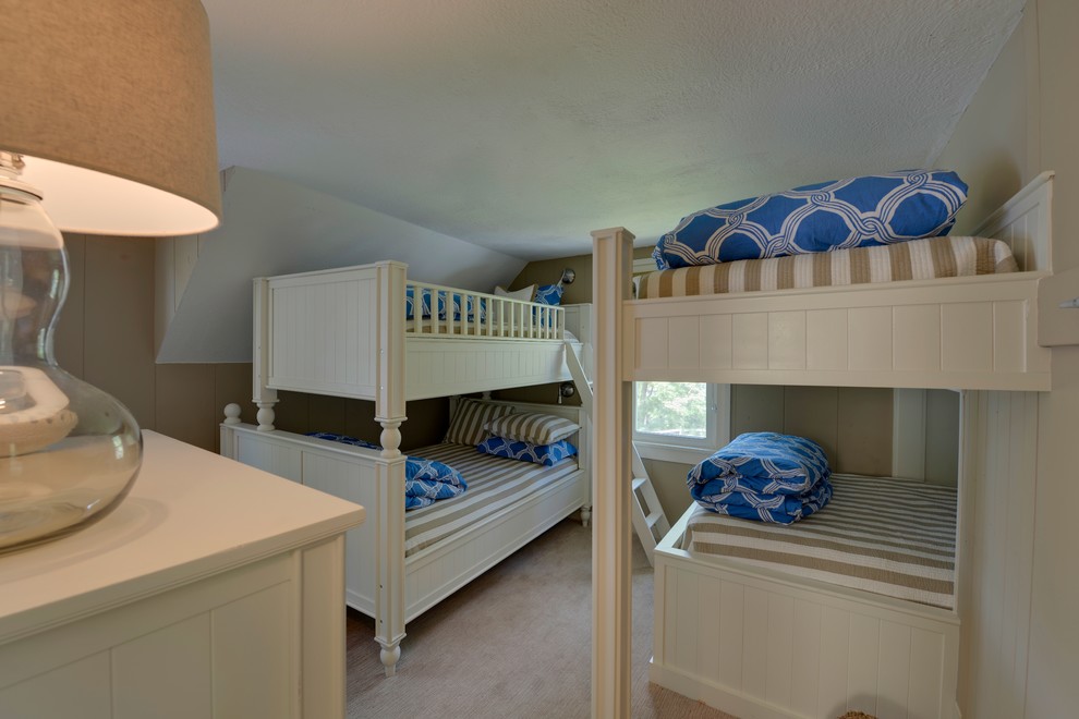 Aménagement d'une petite chambre d'enfant classique avec un mur beige, moquette et un sol beige.