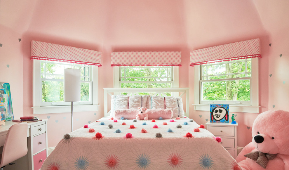Idéer för ett klassiskt flickrum kombinerat med sovrum, med rosa väggar, heltäckningsmatta och flerfärgat golv