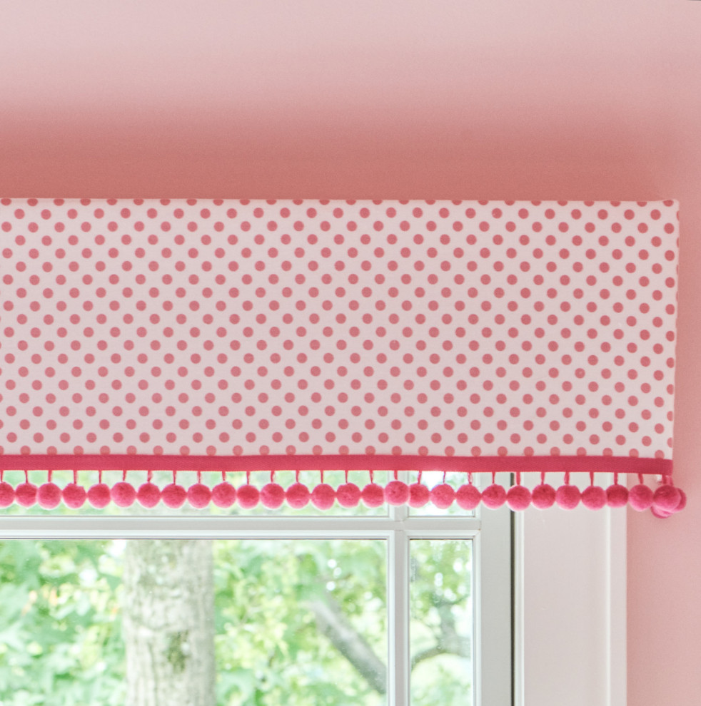 Idéer för vintage flickrum kombinerat med sovrum, med rosa väggar, heltäckningsmatta och flerfärgat golv