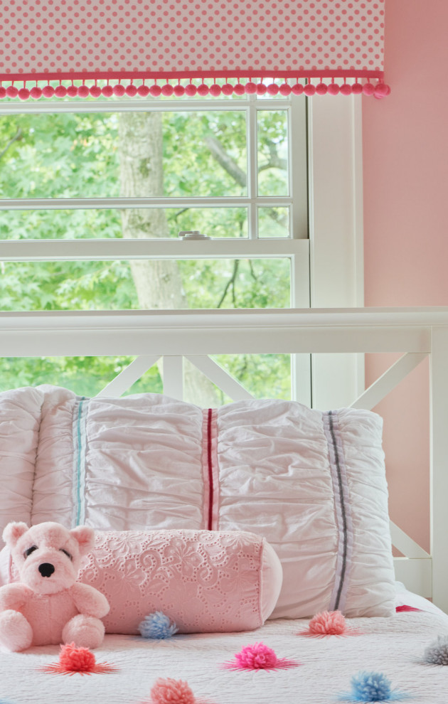 Bild på ett vintage flickrum kombinerat med sovrum, med rosa väggar, heltäckningsmatta och flerfärgat golv