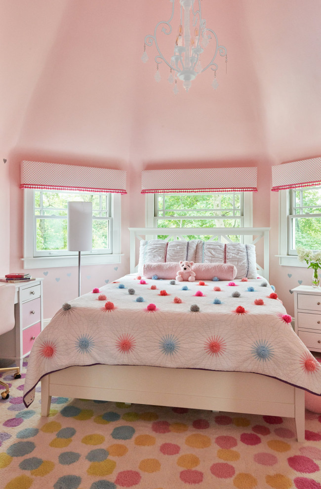 Inspiration för klassiska flickrum kombinerat med sovrum, med rosa väggar, heltäckningsmatta och flerfärgat golv