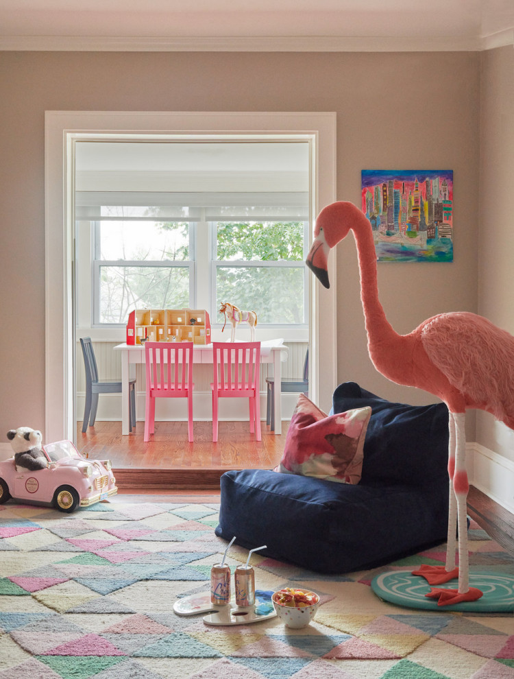 Neutrales Klassisches Kinderzimmer mit Spielecke, beiger Wandfarbe, dunklem Holzboden und braunem Boden in New York