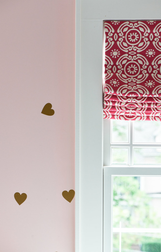 Ejemplo de dormitorio infantil clásico renovado con paredes rosas, moqueta y suelo multicolor
