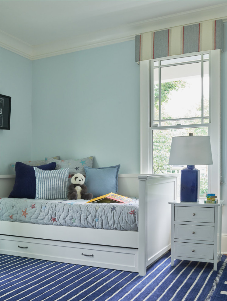 Inspiration för klassiska pojkrum kombinerat med sovrum, med blå väggar, heltäckningsmatta och blått golv