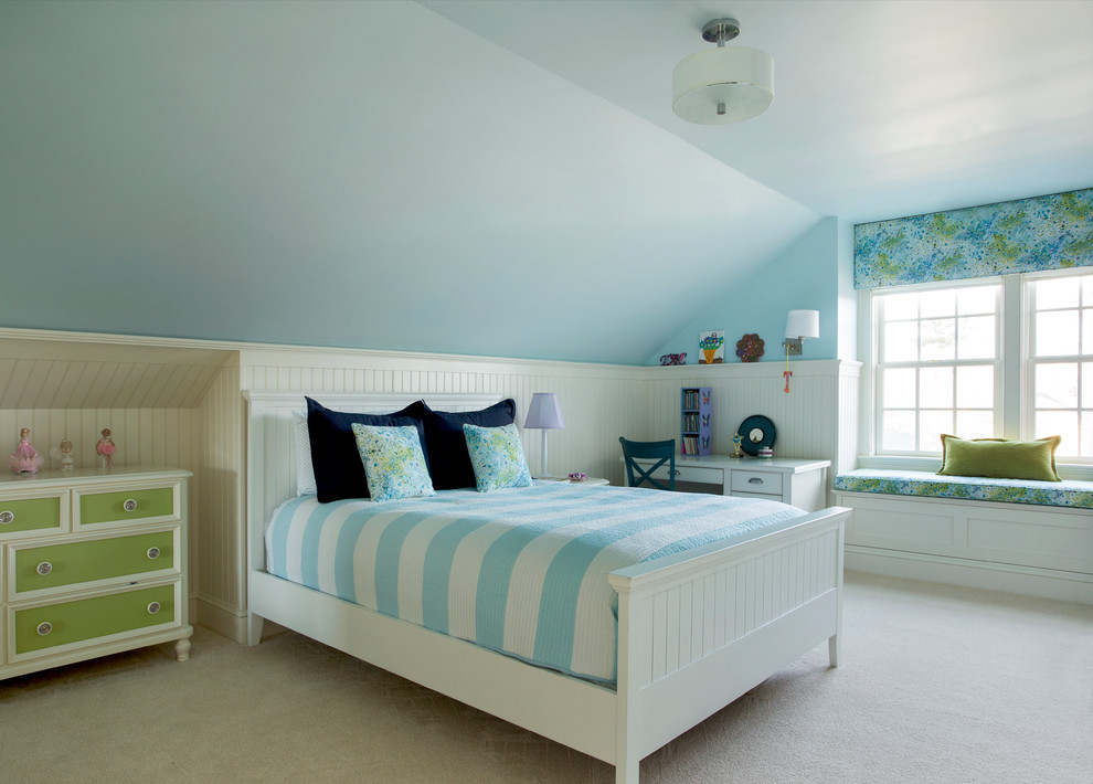 Cette image montre une grande chambre d'enfant traditionnelle avec un mur bleu et moquette.