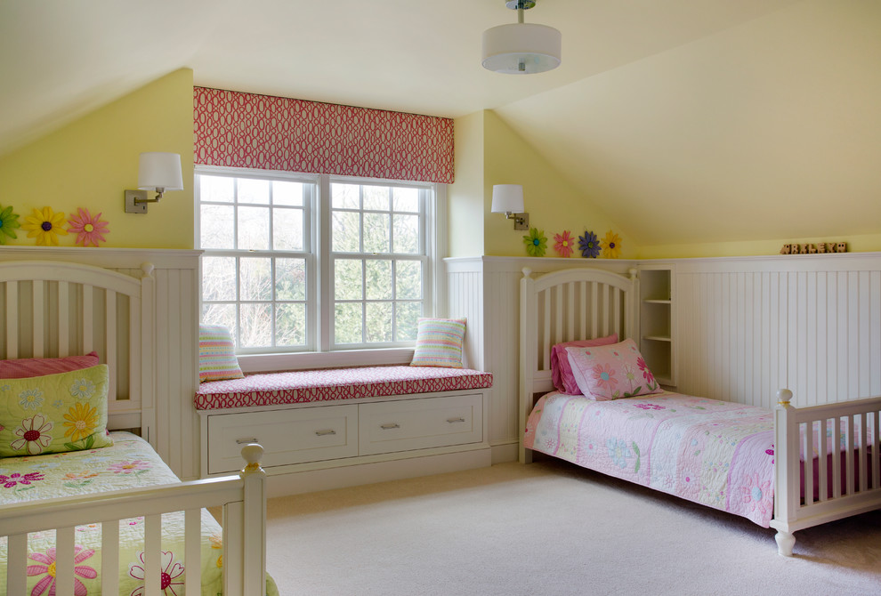 Inspiration för ett stort vintage könsneutralt barnrum kombinerat med sovrum, med blå väggar och heltäckningsmatta