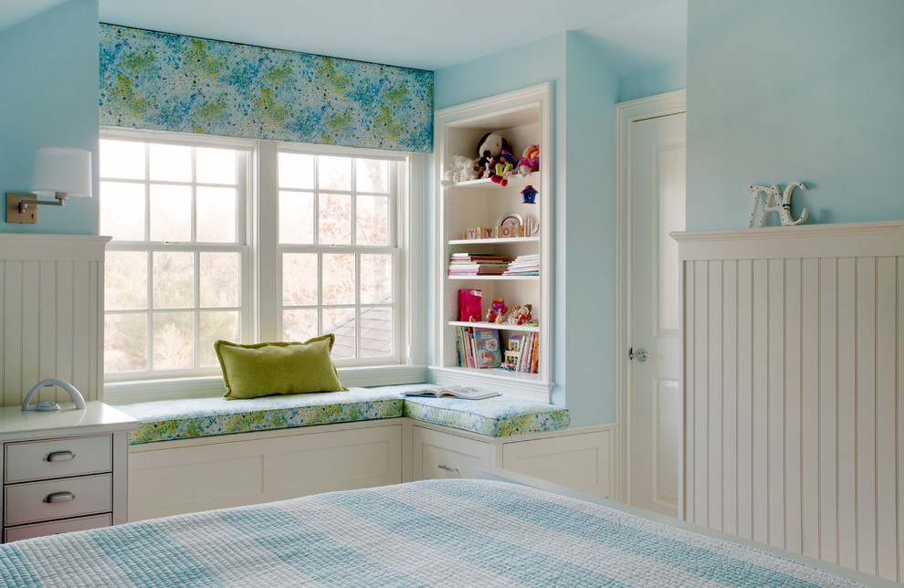 Foto på ett stort vintage könsneutralt barnrum kombinerat med sovrum, med blå väggar och heltäckningsmatta