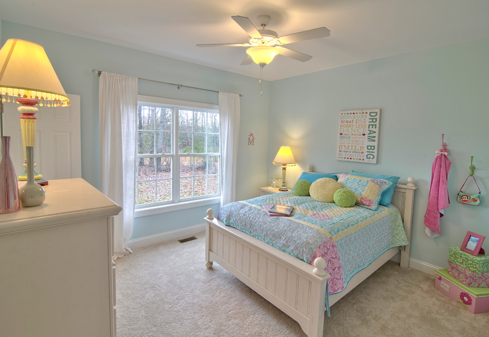 Idéer för ett mellanstort shabby chic-inspirerat barnrum kombinerat med sovrum, med blå väggar och heltäckningsmatta