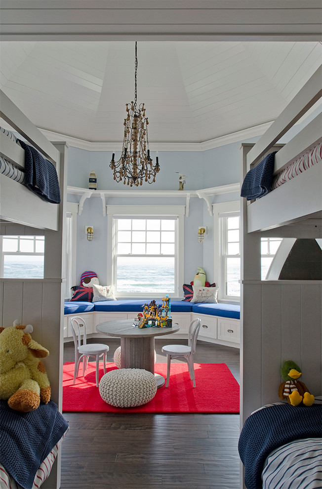 На фото: большая нейтральная детская в морском стиле с спальным местом, синими стенами и темным паркетным полом для ребенка от 4 до 10 лет, двоих детей