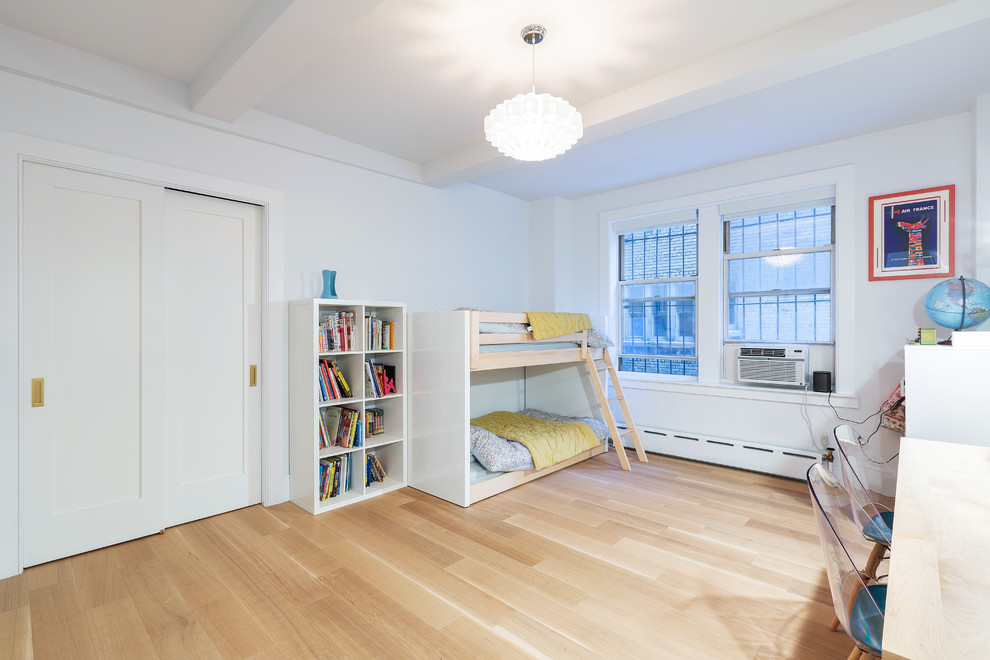 Immagine di una cameretta per bambini classica con pareti bianche, parquet chiaro e pavimento beige
