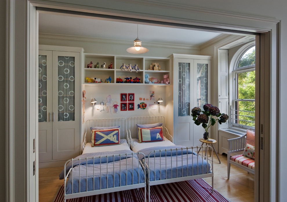 Inspiration för ett mellanstort vintage könsneutralt barnrum kombinerat med sovrum och för 4-10-åringar, med vita väggar, ljust trägolv och brunt golv