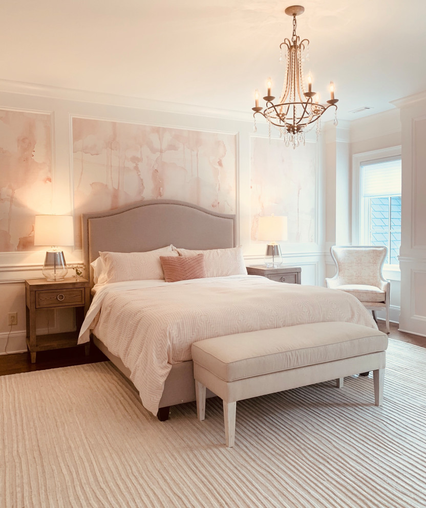 Exempel på ett klassiskt barnrum kombinerat med sovrum, med rosa väggar, mellanmörkt trägolv och brunt golv