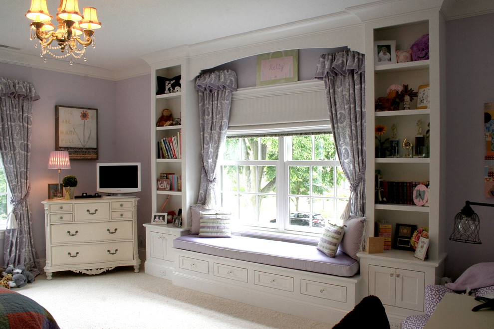 Modelo de dormitorio infantil tradicional renovado grande con paredes púrpuras, moqueta y suelo blanco