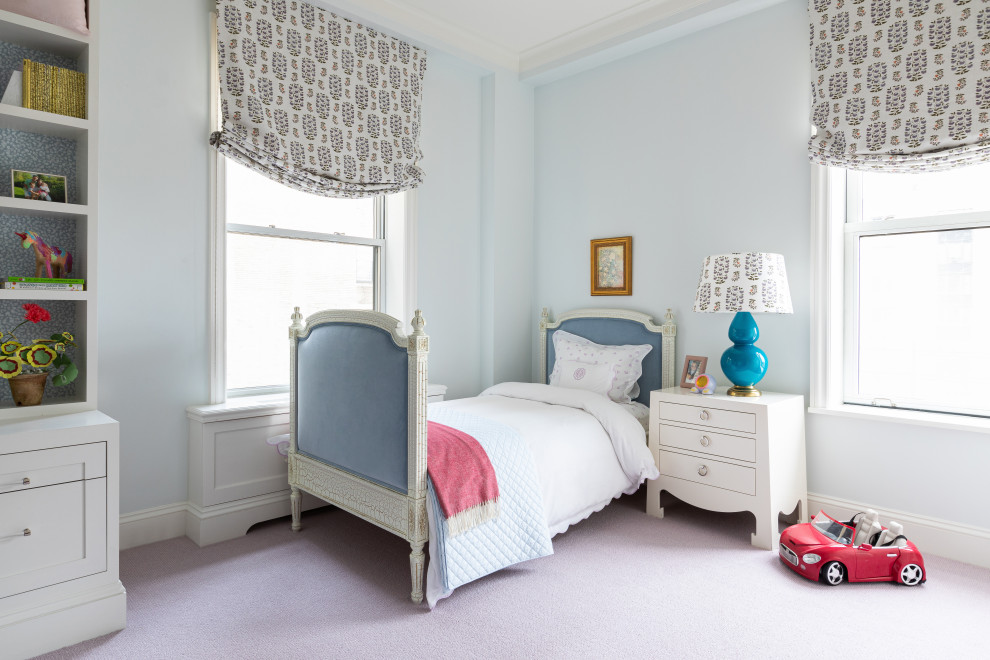 Idéer för ett klassiskt barnrum, med grå väggar, heltäckningsmatta och rosa golv