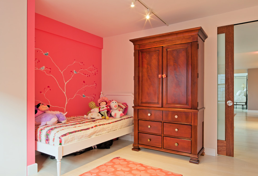 Imagen de dormitorio infantil de 4 a 10 años moderno de tamaño medio con suelo de madera clara y paredes multicolor