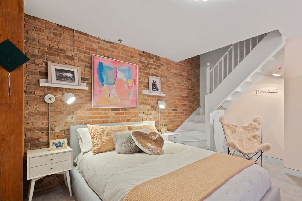 Modelo de dormitorio infantil urbano con paredes rosas, moqueta y suelo gris