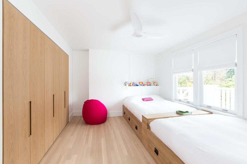 Idéer för att renovera ett funkis barnrum kombinerat med sovrum, med vita väggar och ljust trägolv