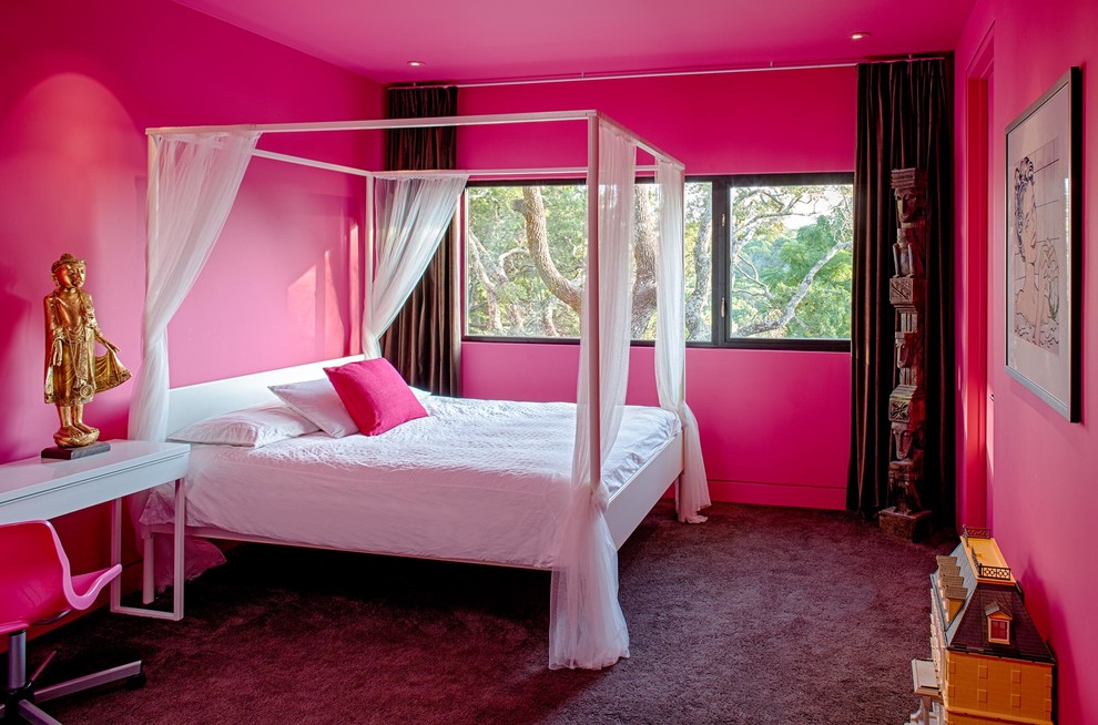 Imagen de dormitorio juvenil contemporáneo con paredes rosas