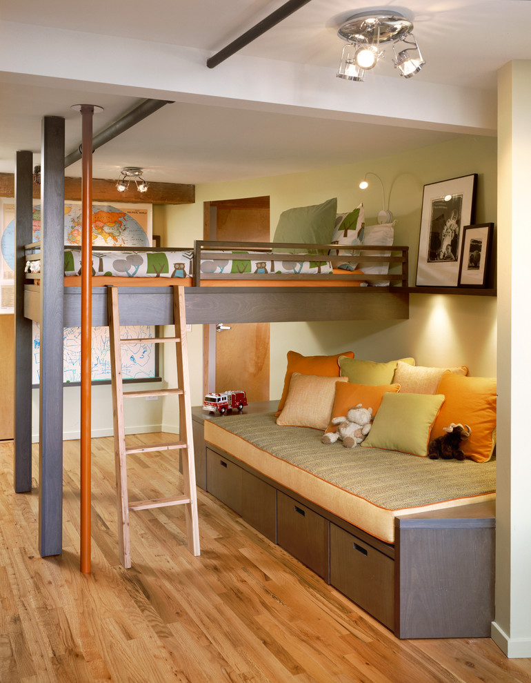 Neutrales Modernes Kinderzimmer mit Schlafplatz, braunem Holzboden und grüner Wandfarbe in Chicago