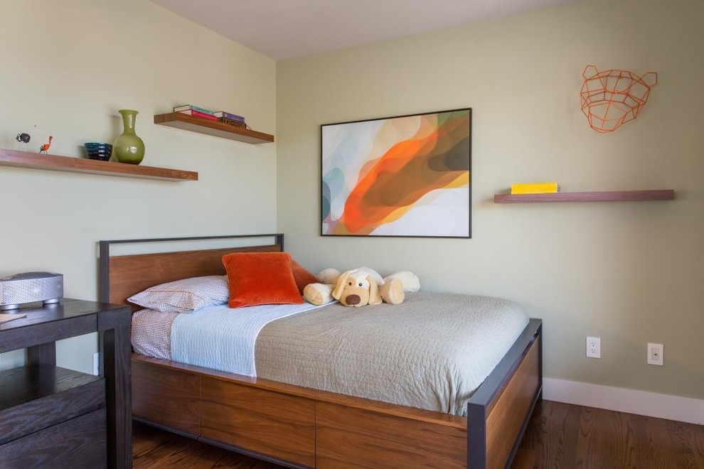 Modelo de habitación de niño actual pequeña con paredes beige y suelo de madera en tonos medios