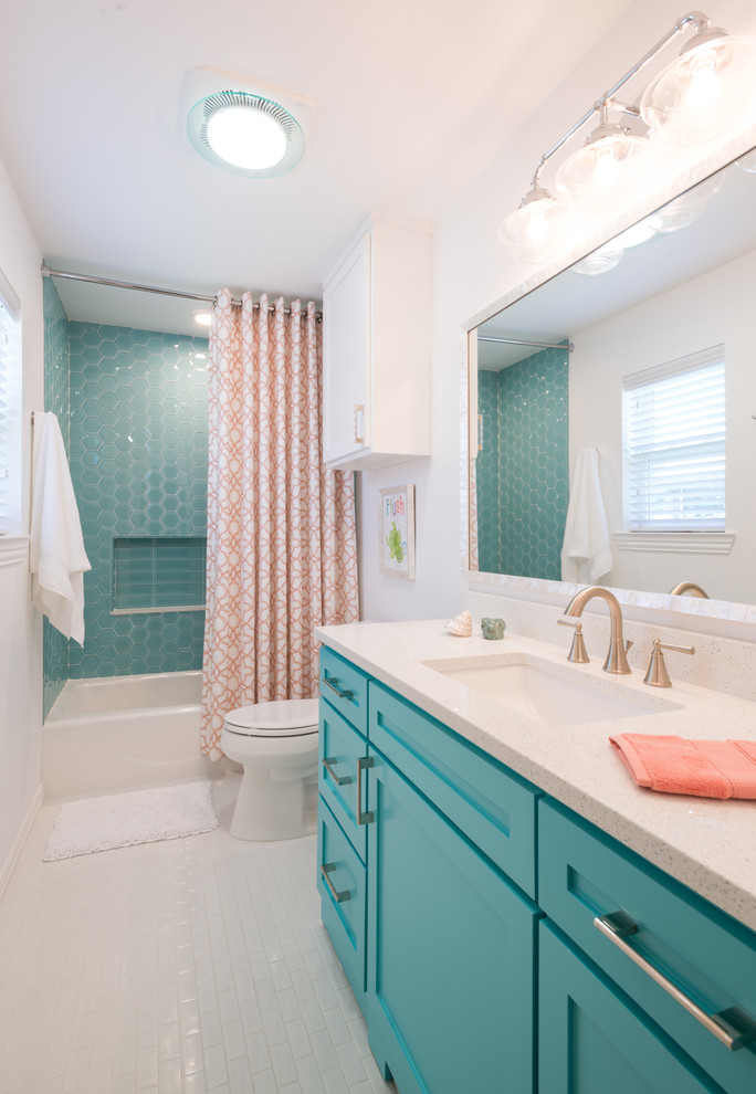 На фото: ванная комната среднего размера в стиле неоклассика (современная классика) с белыми стенами, полом из керамогранита и белым полом