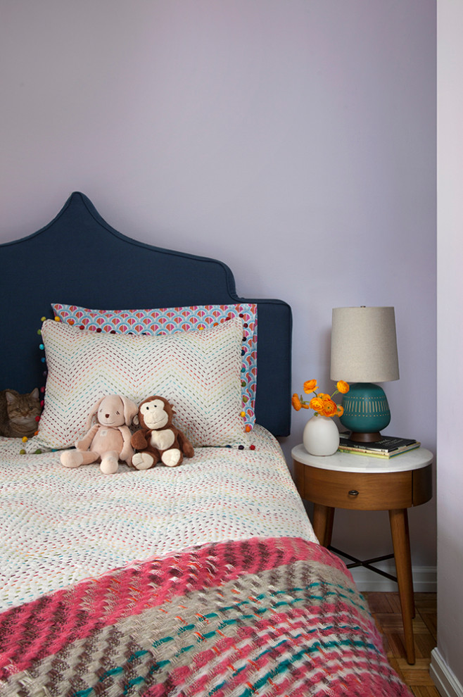 Свежая идея для дизайна: детская в стиле неоклассика (современная классика) с спальным местом, фиолетовыми стенами, паркетным полом среднего тона и коричневым полом для девочки - отличное фото интерьера