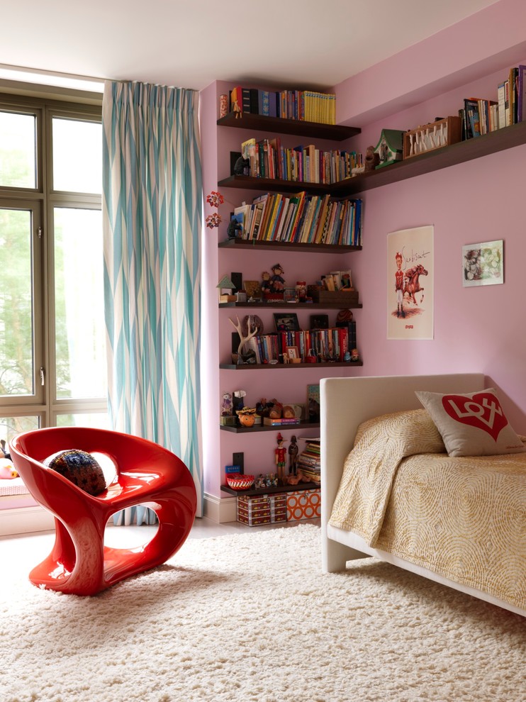Пример оригинального дизайна: детская среднего размера в стиле фьюжн с спальным местом, розовыми стенами и ковровым покрытием для ребенка от 4 до 10 лет, девочки