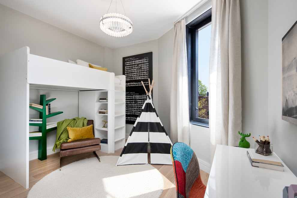 Neutrales Modernes Kinderzimmer mit Schlafplatz, grauer Wandfarbe und hellem Holzboden in New York