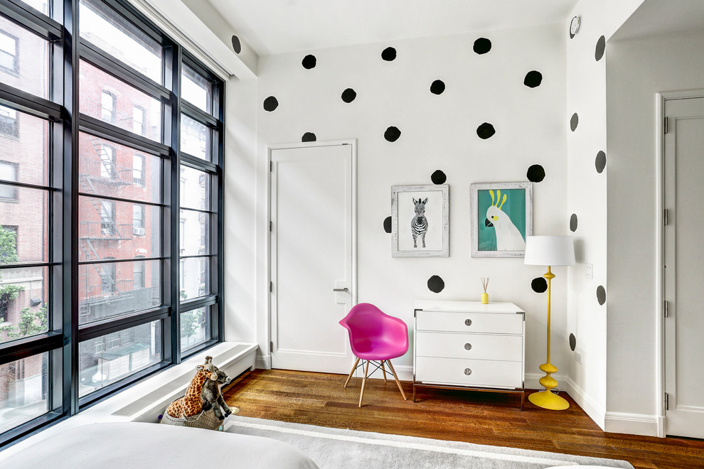 Idéer för funkis flickrum kombinerat med sovrum, med vita väggar, mellanmörkt trägolv och brunt golv