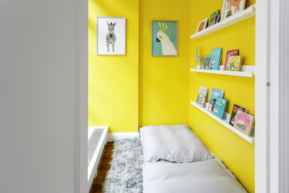 マイアミにあるコンテンポラリースタイルのおしゃれな遊び部屋 (黄色い壁、濃色無垢フローリング、茶色い床) の写真