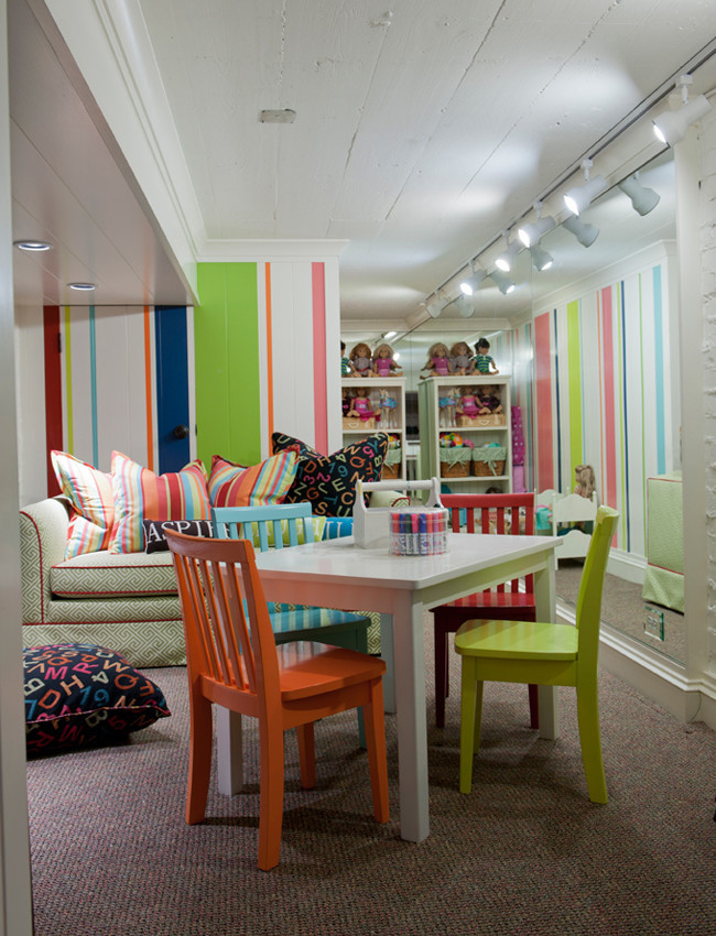 Aménagement d'une chambre d'enfant de 4 à 10 ans classique de taille moyenne avec un mur multicolore et moquette.