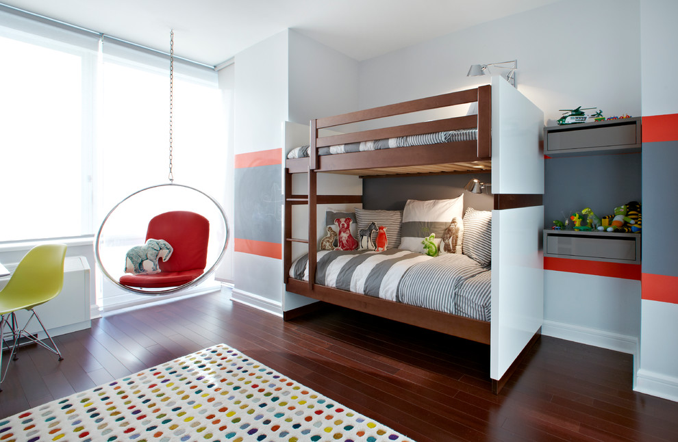 Bild på ett funkis könsneutralt barnrum kombinerat med sovrum och för 4-10-åringar, med grå väggar, mörkt trägolv och brunt golv