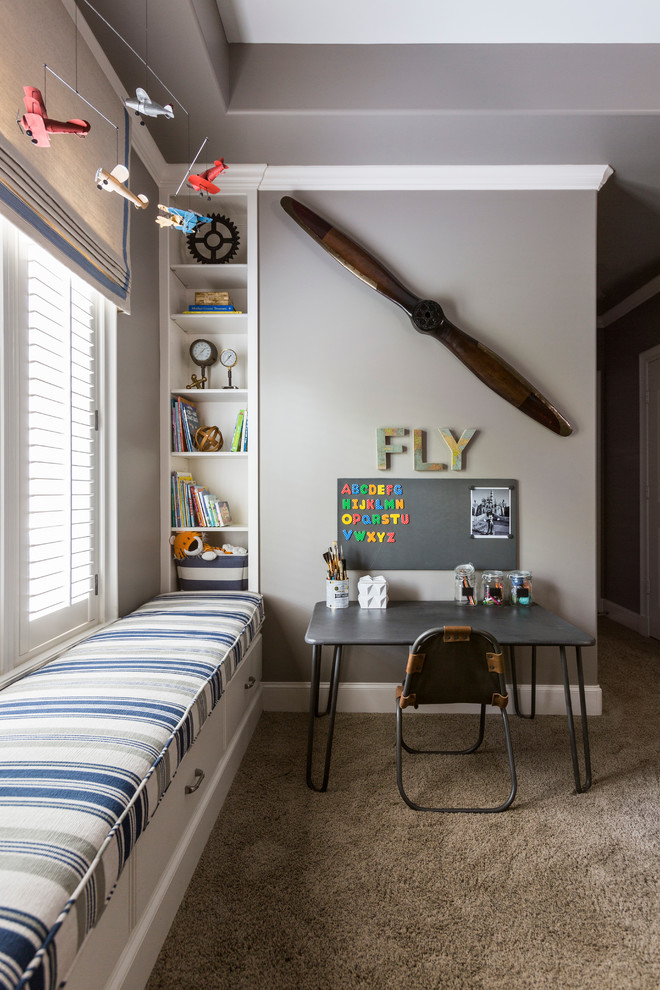 На фото: детская среднего размера в классическом стиле с спальным местом, серыми стенами, ковровым покрытием и коричневым полом для ребенка от 4 до 10 лет, мальчика