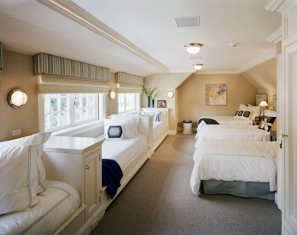 Exemple d'une chambre d'enfant de 4 à 10 ans chic de taille moyenne avec un mur beige, moquette, un sol marron et un lit superposé.