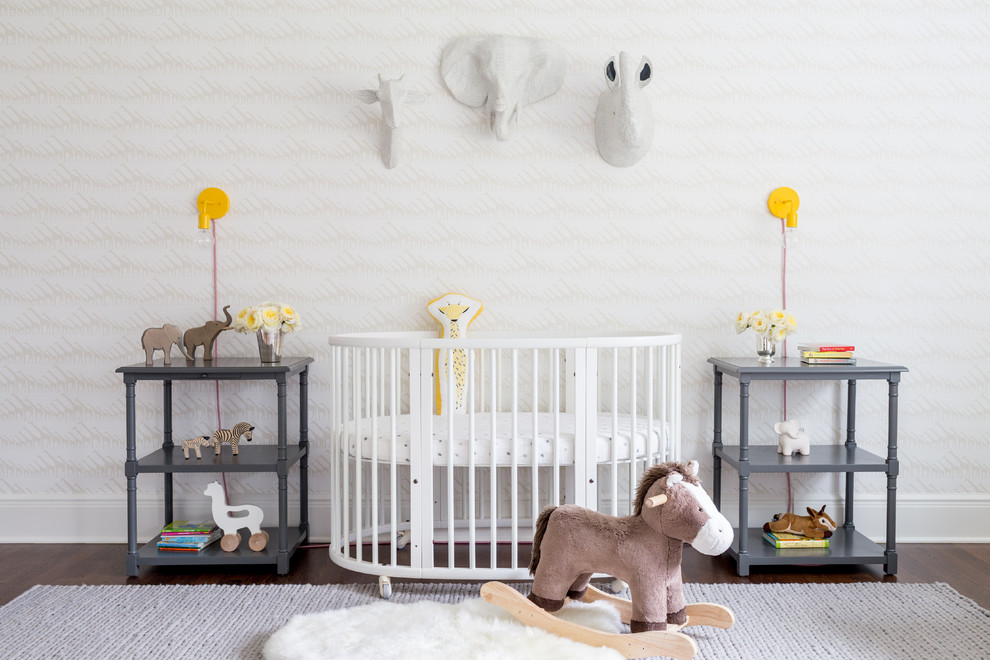 Idéer för ett stort modernt barnrum kombinerat med sovrum, med vita väggar, mellanmörkt trägolv och brunt golv