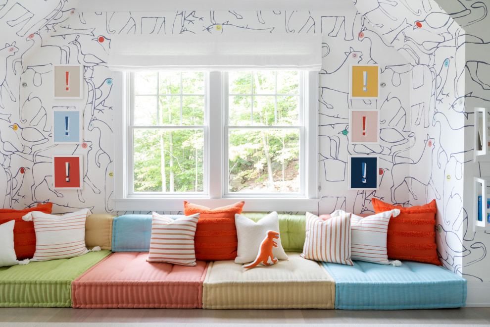 Esempio di una cameretta per bambini da 4 a 10 anni classica di medie dimensioni con pareti multicolore, parquet chiaro e pavimento marrone