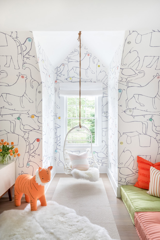 Immagine di una cameretta per bambini da 4 a 10 anni tradizionale di medie dimensioni con pareti multicolore, parquet chiaro e pavimento marrone