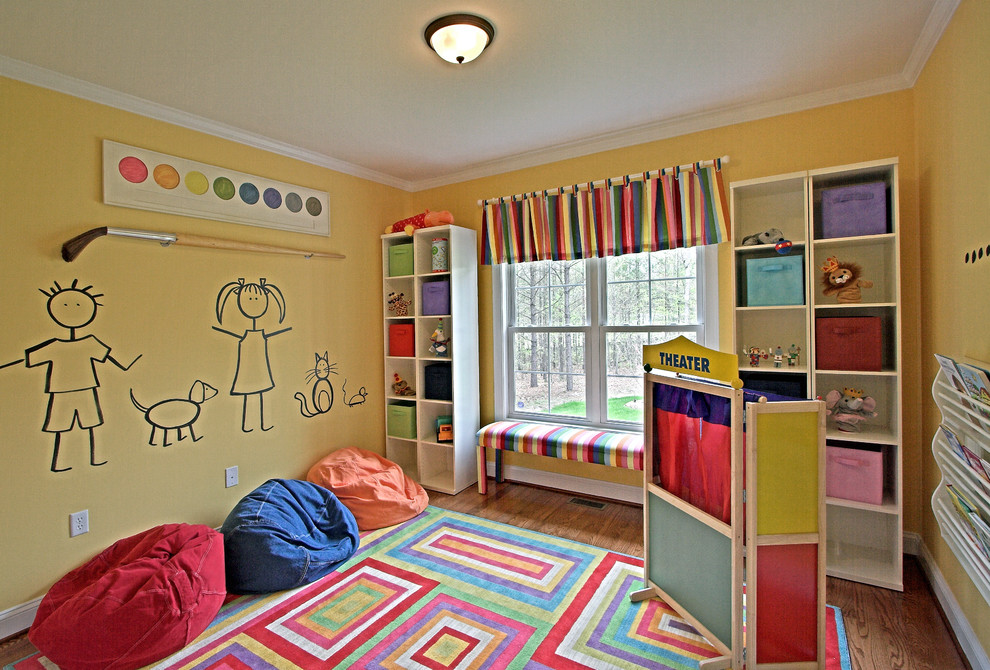 Foto di una cameretta per bambini da 4 a 10 anni tradizionale di medie dimensioni con pareti gialle, pavimento in legno massello medio e pavimento marrone