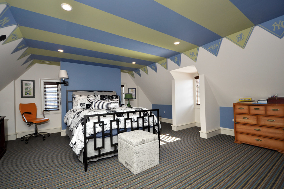 Идея дизайна: большая детская в стиле неоклассика (современная классика) с спальным местом, разноцветными стенами и ковровым покрытием для подростка, мальчика